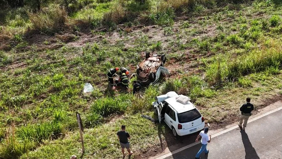 Acidente entre carros mata um e deixa cinco feridos em rodovia