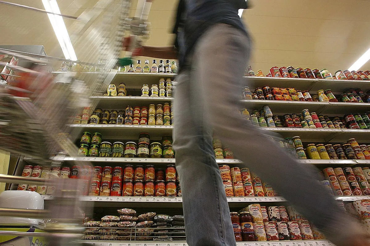 Confiança dos consumidores cai e clima económico aumenta em agosto