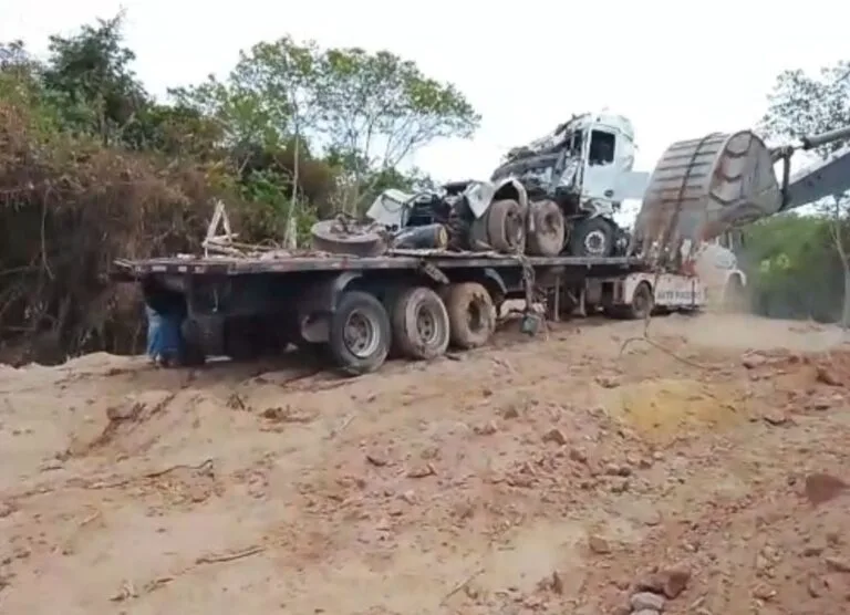 Após quase 20 dias submersa, carreta que caiu em ponte no Rio Taquari é retirada