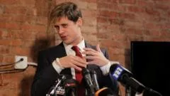 Right-wing commentator Milo Yiannopoulos detained by ICE
