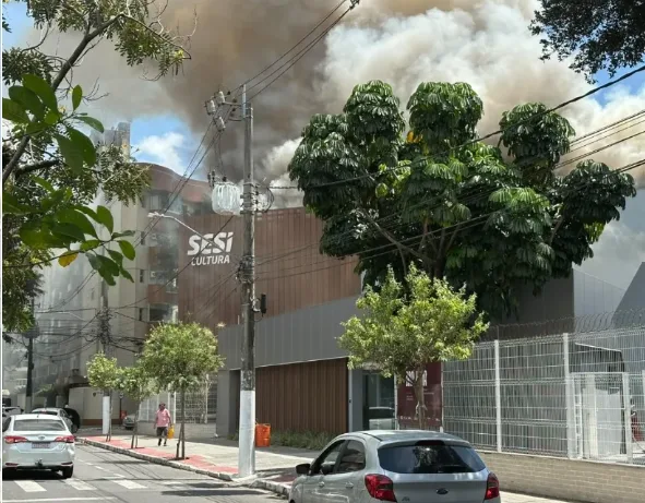 Incêndio destrói teatro do Sesi e atividades são suspensas