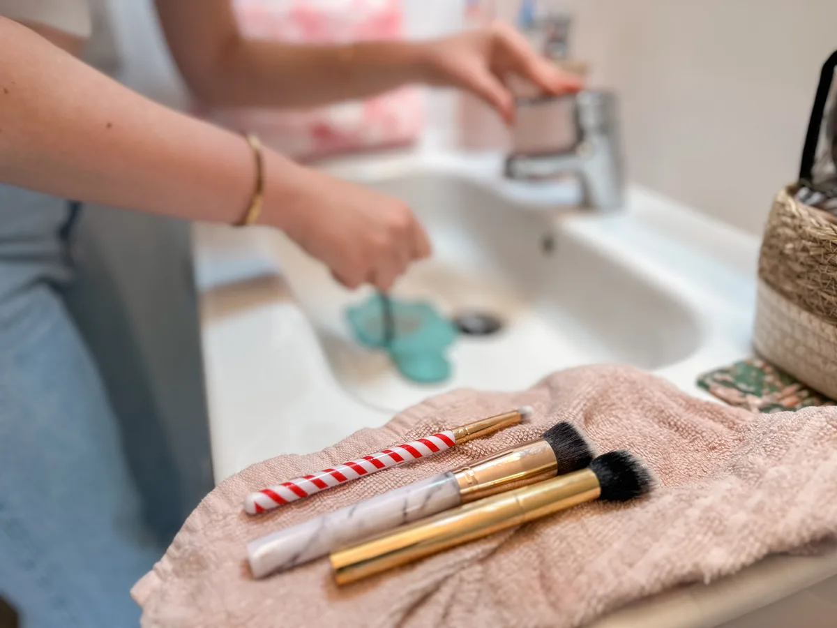 Pincéis de maquiagem sujos podem causar acne e infecção — aprenda a limpar direito