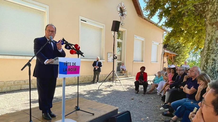 "Qui peut être président ?" : François Hollande laisse planer le doute à la Fête de la Rose de Frangy-en-Bresse