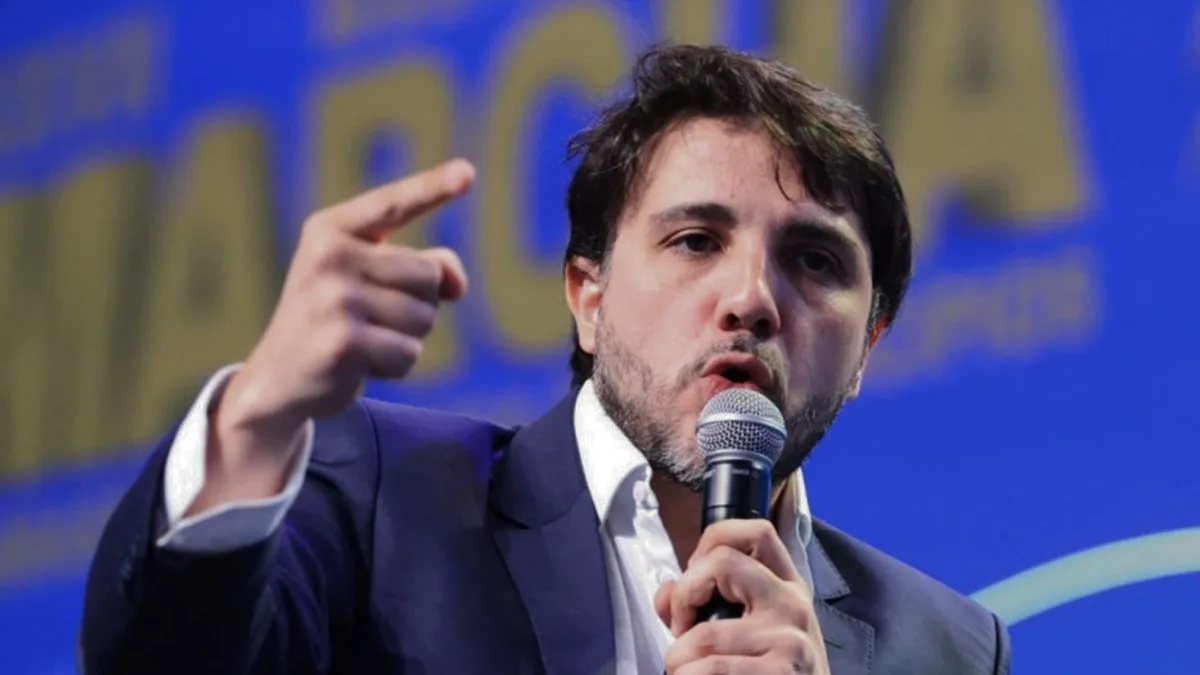 Renan Santos é chamado de ‘azarão que as autoridades estão tentando proibir’ em reportagem do The Economist