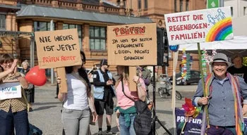 Manifestantes pedem verificação constitucional da AfD antes de eleições