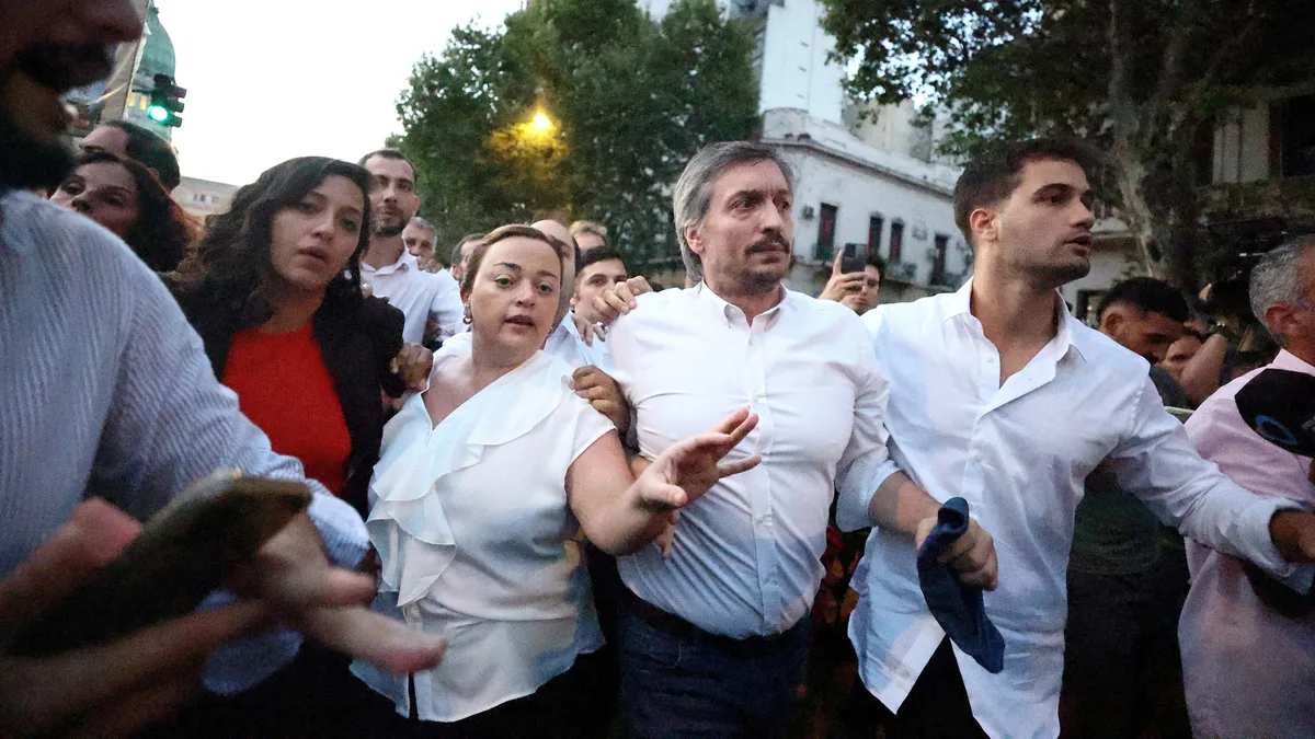 Un grupo de diputados fue afectado por el gas lacrimógeno en medio de los enfrentamientos por la marcha universitaria