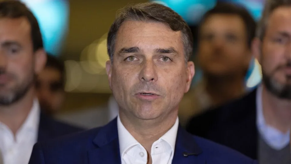 Flávio Bolsonaro encontra ministro de Bukele para tratar sobre segurança pública
