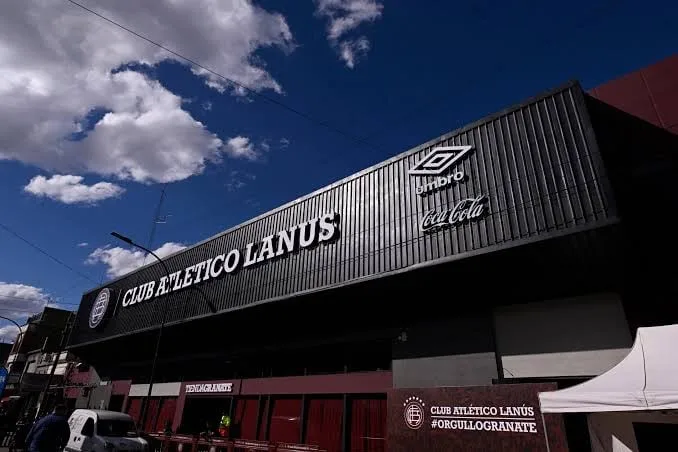 Un niño fue internado en grave estado luego de que se le cayera un arco de fútbol en el club Lanús