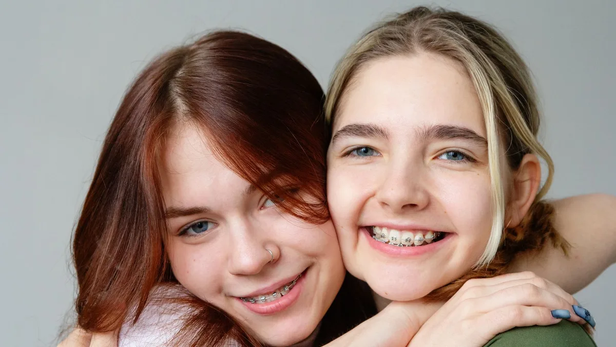 Las amistades 'líquidas' en la adolescencia, según una psicóloga: "No siempre están eligiendo sus relaciones desde lo que quieren, sino también desde el miedo a no tener a nadie"