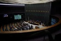 Líder do PT na Câmara segue estável e recebeu ligação de Lula