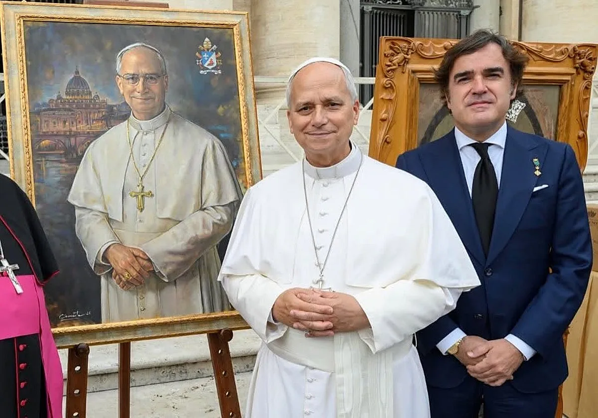 El pintor cordobés Clemente Rivas entrega un retrato al Papa León XIV durante una audiencia pública en el Vaticano