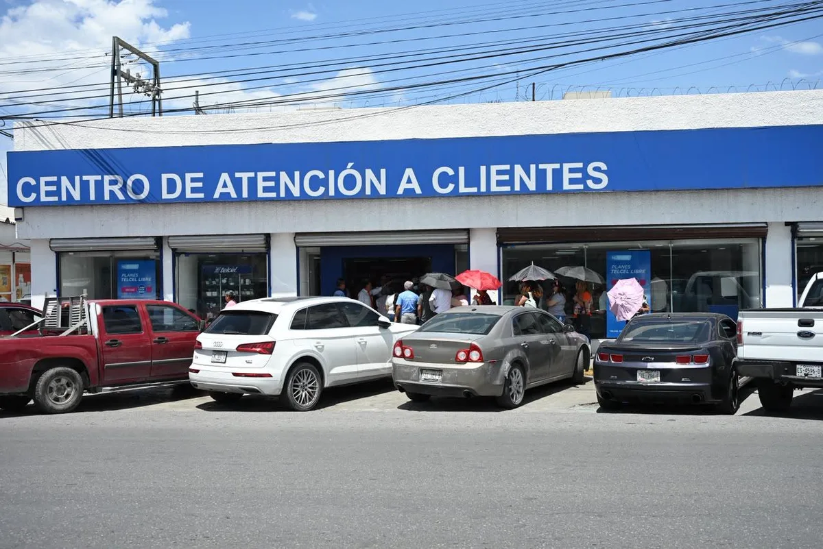 ‘Estuve 6 horas en Telcel y no pude hacer el registro porque mi INE vence en diciembre’; usuarios padecen largas filas en Saltillo