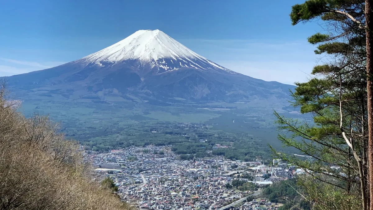 Retrouvé seul sur un chemin de randonnée: un Japonais abandonne son fils de 7 ans sur le Mont Fuji pendant des heures pour continuer son ascension