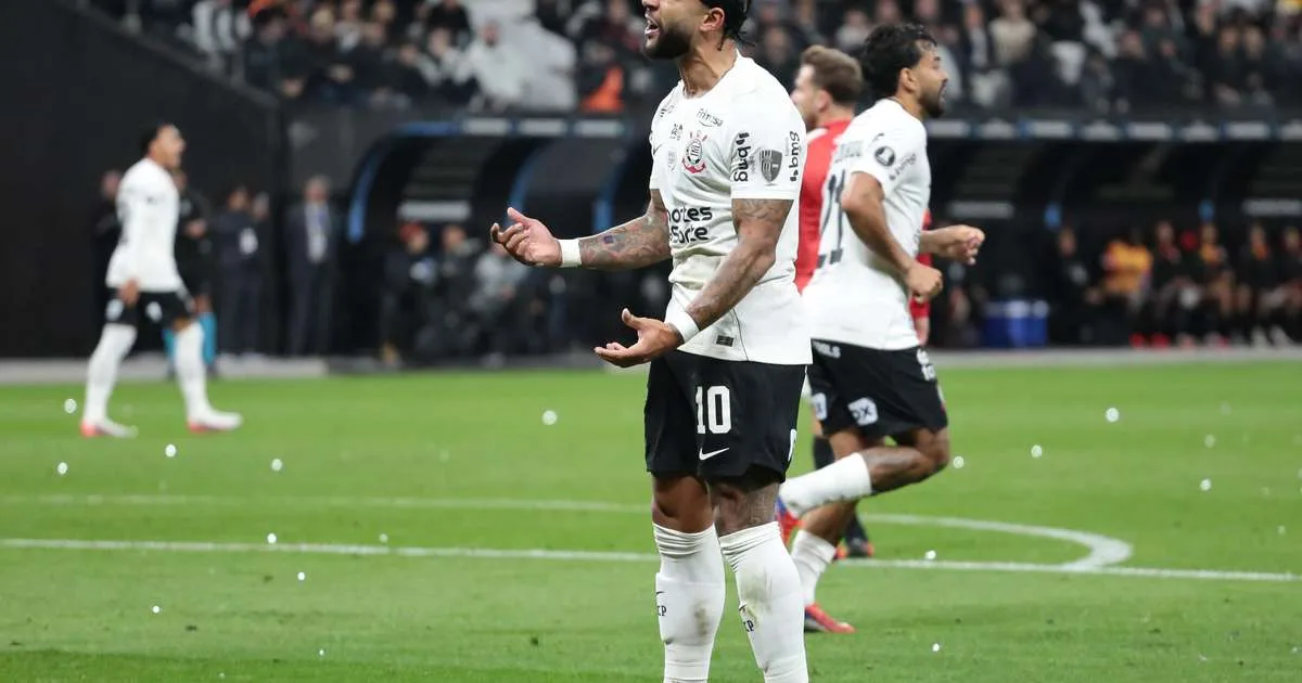 Web reage à eliminação do Corinthians na Libertadores e zoa Memphis após pênalti perdido
