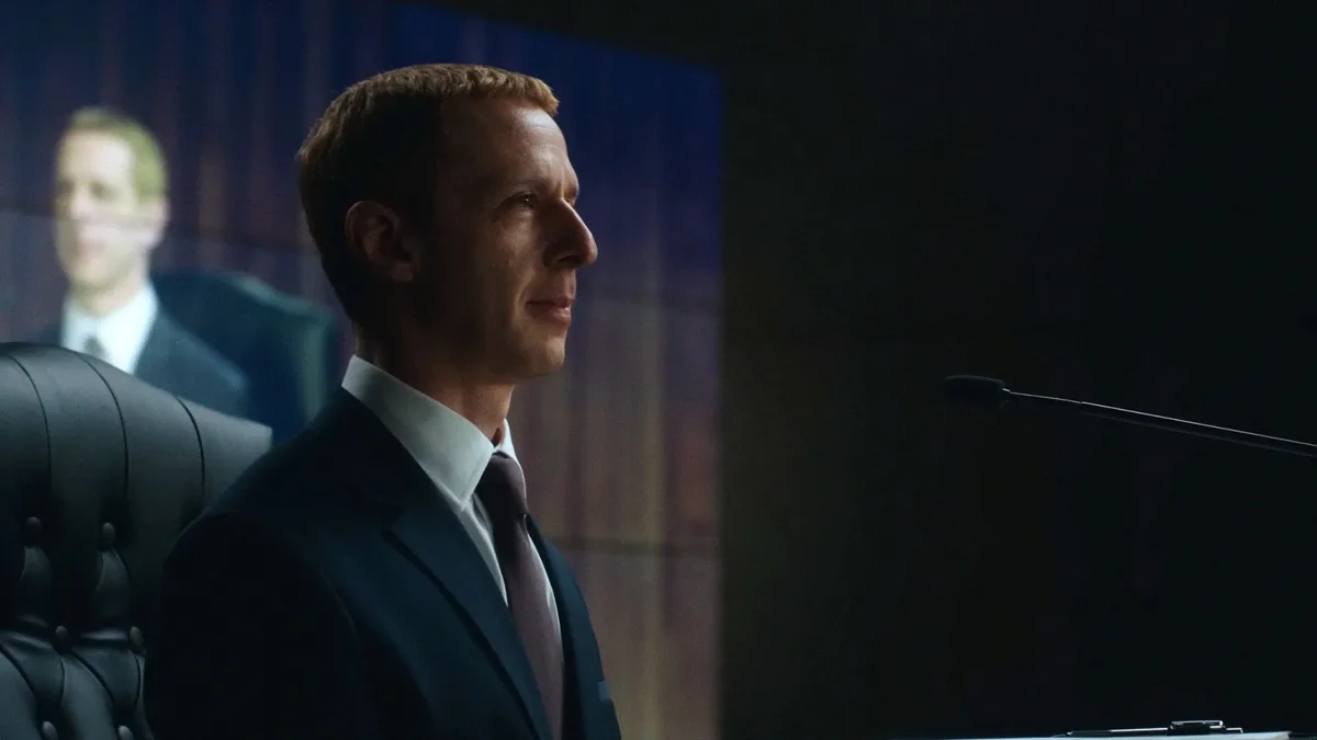 Jeremy Strong levou ‘método’ ao limite para interpretar Mark Zuckerberg em filme