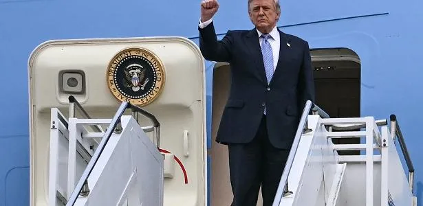 'Não confio no Irã': Trump confirma que trocou de avião secretamente