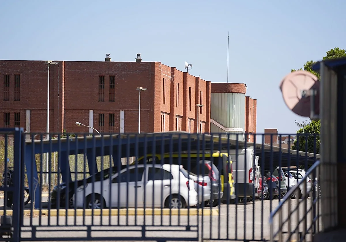 Un interno del Psiquiátrico Penitenciario de Sevilla escupe y golpea «con extrema violencia» a varios funcionarios