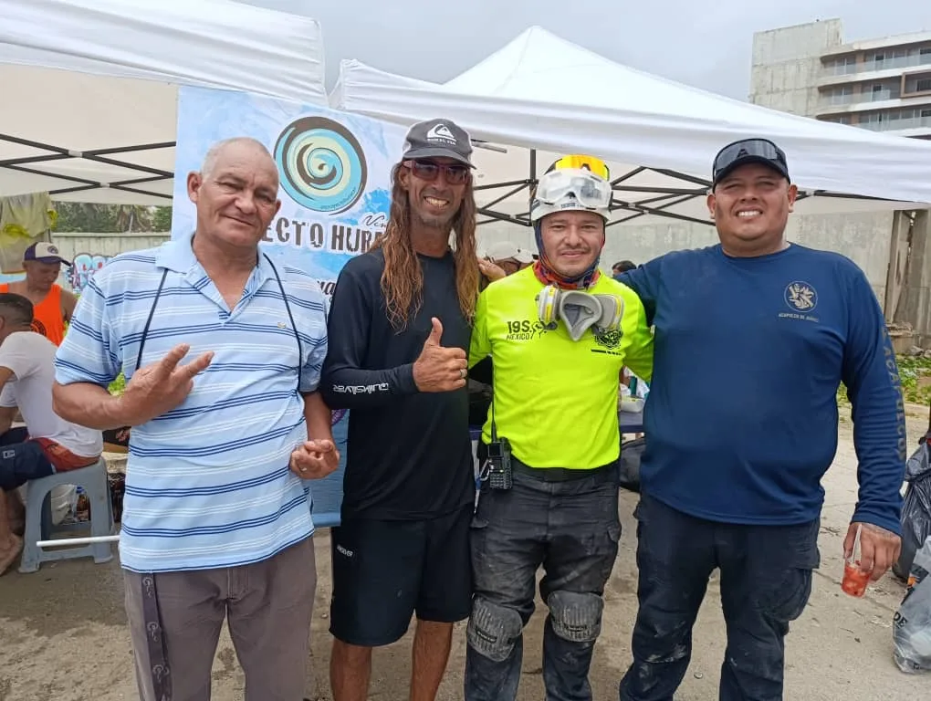 «Continuamos por humanidad»: Rescatistas mexicanos y voluntarios nacionales siguen buscando cuerpos de víctimas de los terremotos en La Guaira