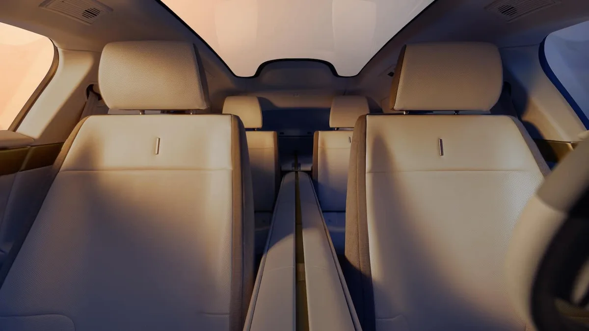 Sem ecrã central e com quatro lugares isolados: Jaguar reinventou o interior do carro