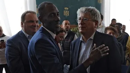 Cumuler un mandat d'adjoint au maire et un emploi se fait-il vraiment "partout" à cause "d'indemnités trop faibles", comme l'affirme Eric Coquerel ?