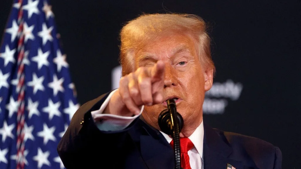 En plena escalada con Irán, Trump negó que busque forzar una negociación y llamó a la población a sublevarse contra el régimen