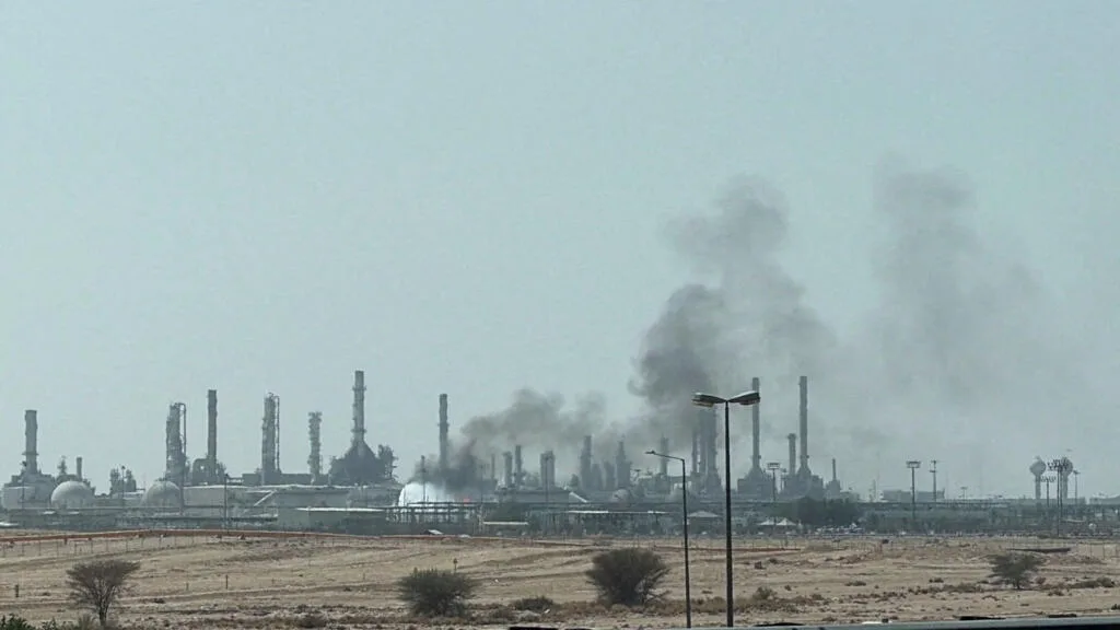Após novas explosões em Riade, houthis afirmam ter atacado aeroporto e refinaria na Arábia Saudita