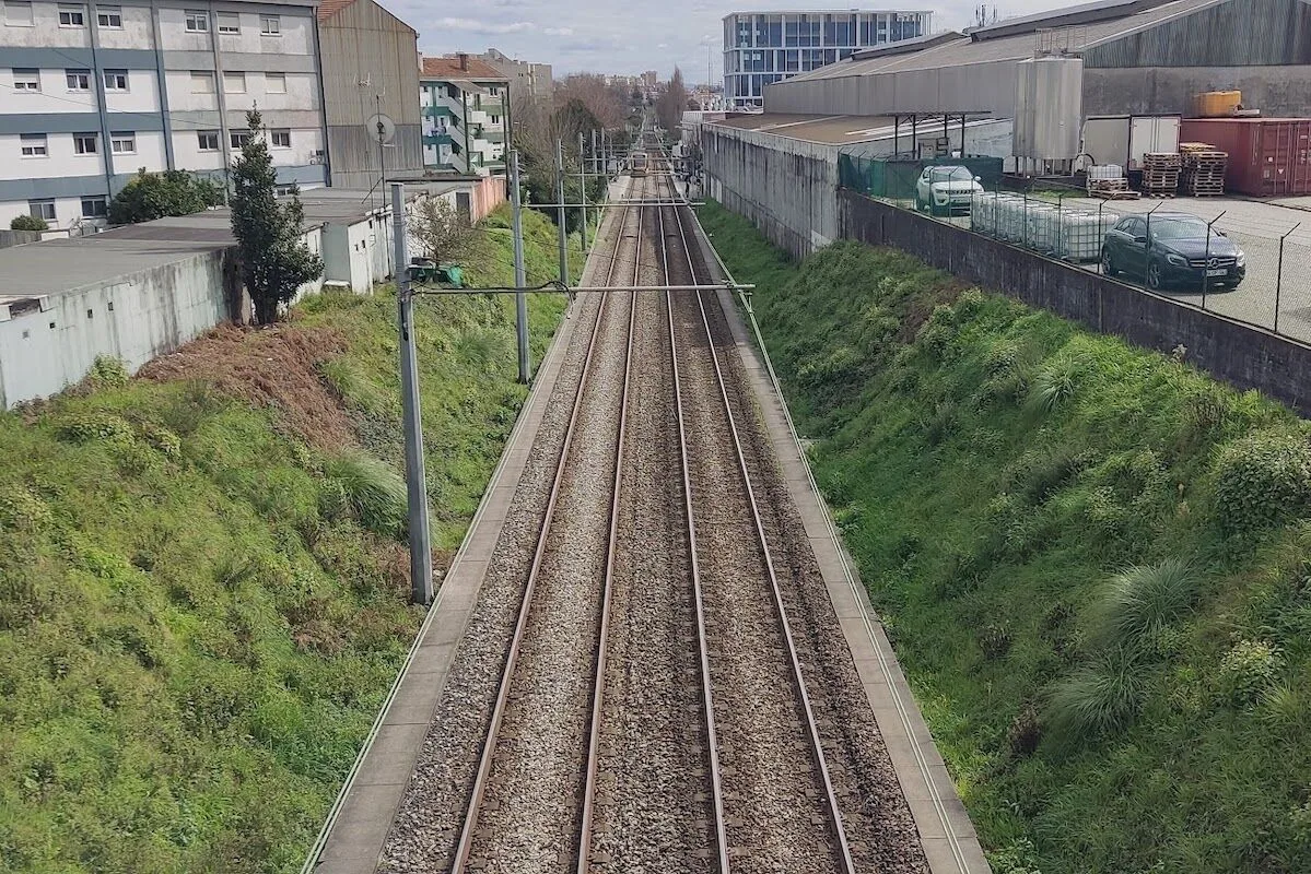 Colisão entre comboio e camião em Viana do Alentejo