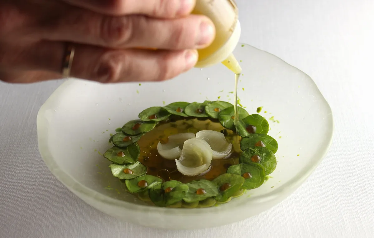 Jeroni, el chef que elabora su propio aceite de oliva: “En el menú usamos variedades como la farga, la morrut y la sevillenca, y hacemos hasta piruletas”