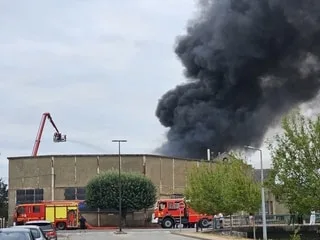 Trois adolescents en garde à vue après l’incendie d’une ancienne usine en Sarthe