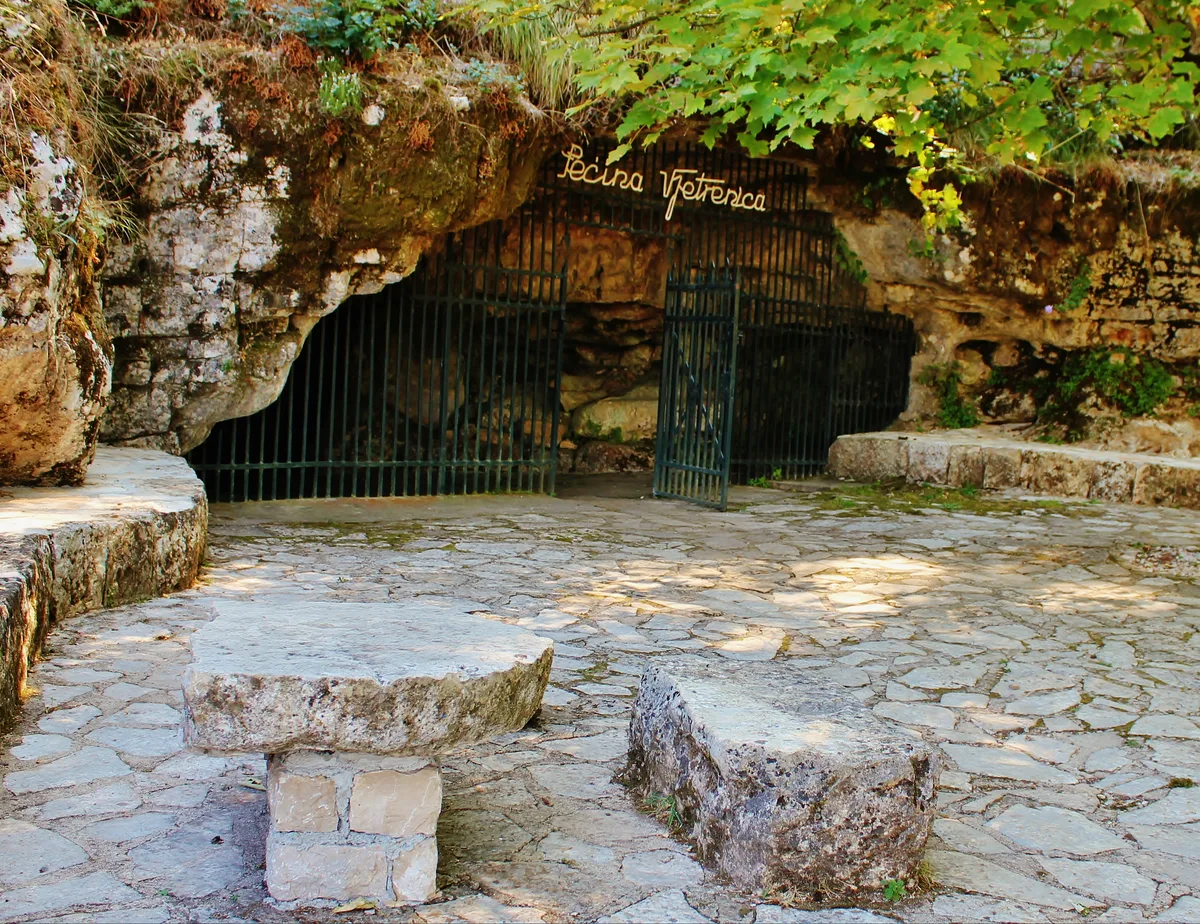 Caverna da Bósnia se torna refúgio contra calor extremo e surpreende turistas com temperatura de 11°C