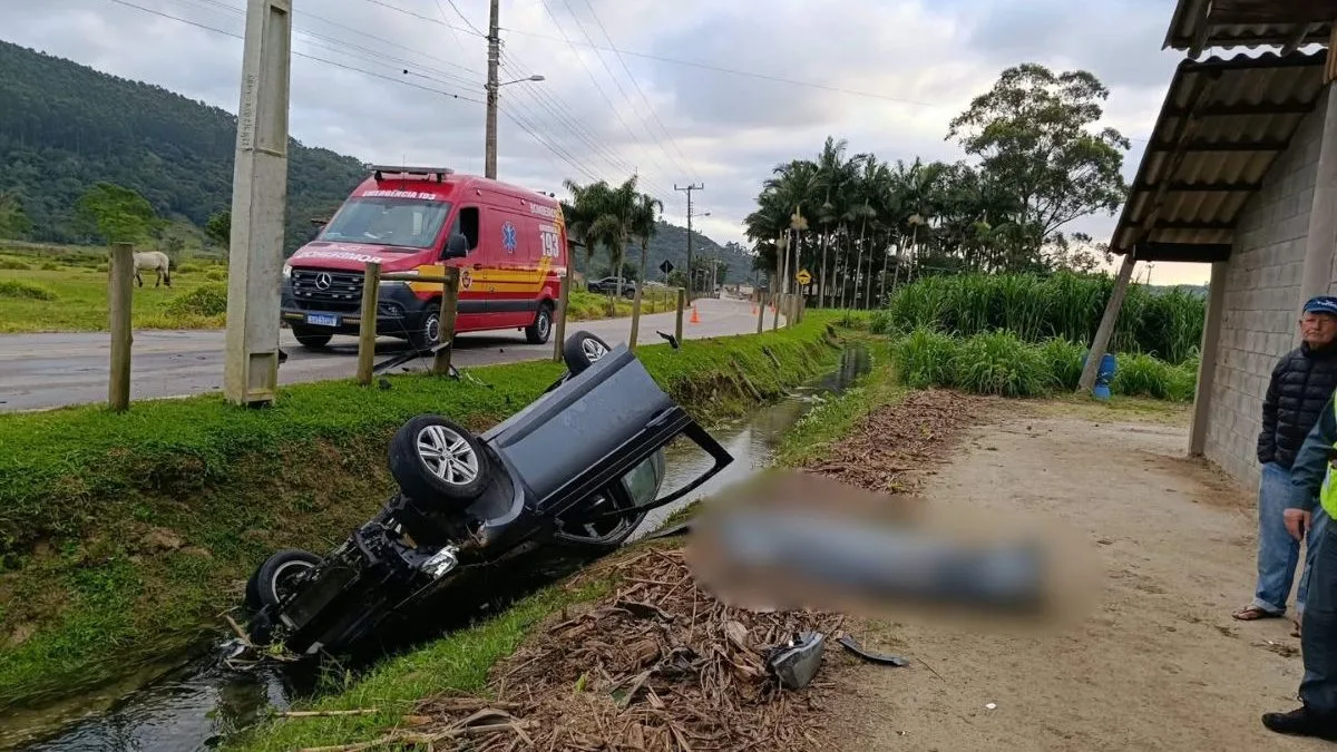 Preso pelo cinto, motorista é encontrado morto com a cabeça submersa após carro capotar em SC