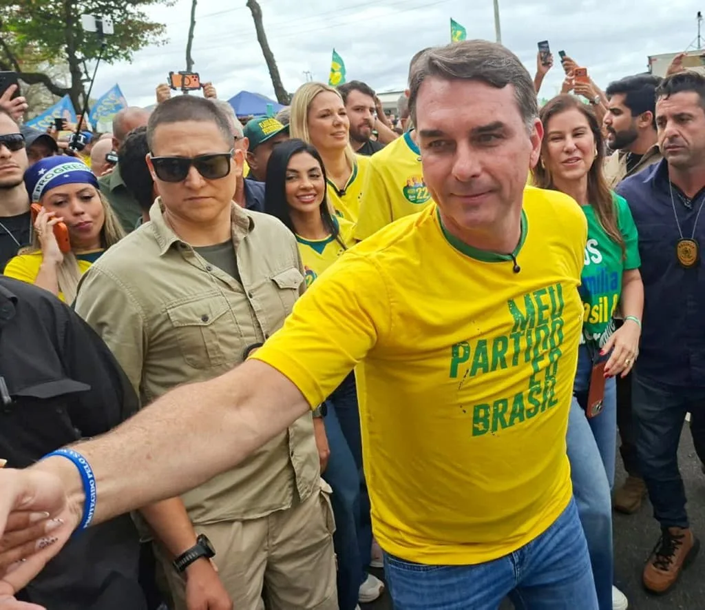 Flávio Bolsonaro rasga fantasia de moderado e defende execução de suspeitos
