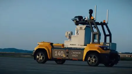 Roboter Roboxi sucht Rollbahn von BER-Flughafen nach störenden Gegenständen ab