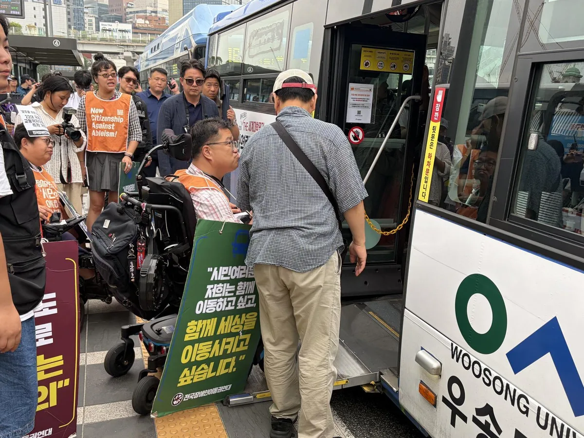 전장연, 출근길 지하철 탑승시위 중단…박홍근 “장애인 예산 검토”