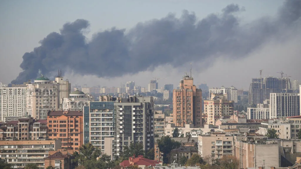 Ucrânia: bombardeio russo em Kramatorsk deixa 30 mortos em ataque contra dois ônibus