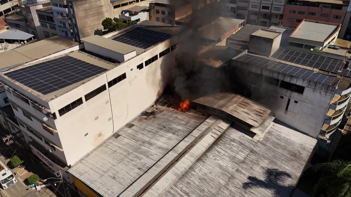 VÍDEO: drone registra incêndio em supermercado no Norte do ES