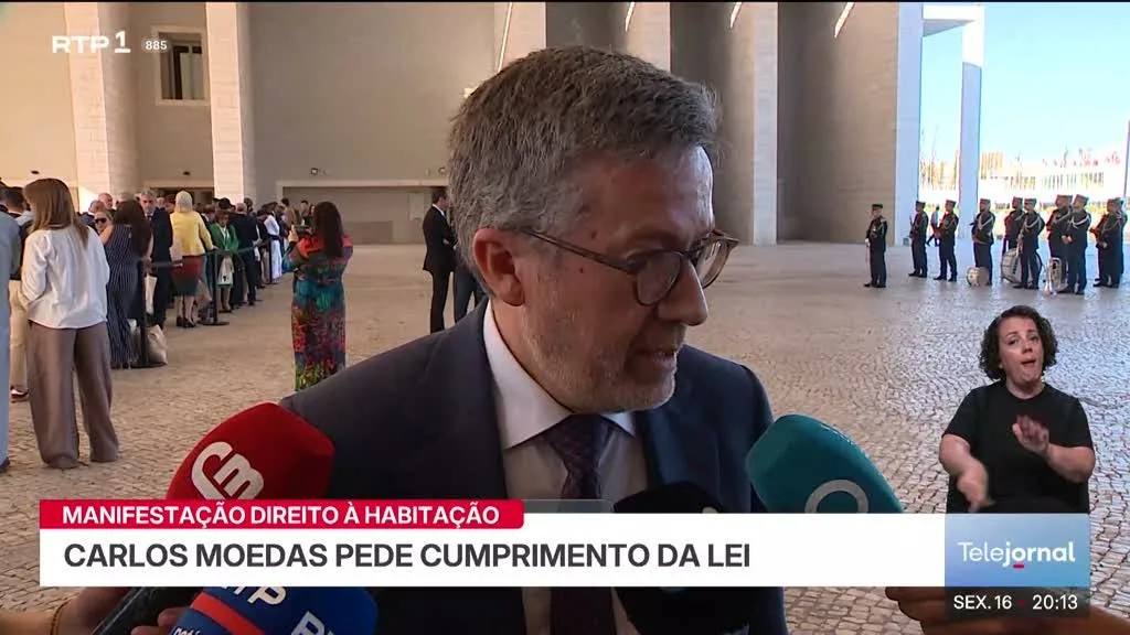 Manifestação Direito à Habitação. Carlos Moedas pede cumprimento da lei