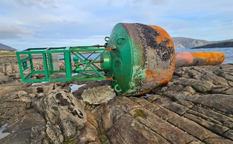 Boia de 3,8 toneladas da Guarda Costeira do Canadá cruza o Atlântico e encalha na Irlanda