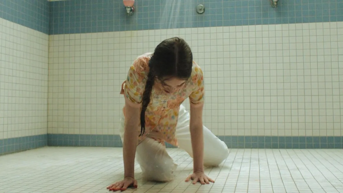 Primer vistazo a la serie de ‘Carrie’, en la que Mike Flanagan ha inventado un recurso para romper la tensión: “Tiene una máquina de pedos”