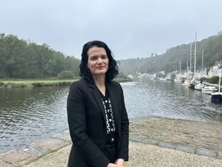 Députée en Bretagne, elle dépose un projet de loi pour faire baisser le prix de l’essence de 30 centimes à la pompe