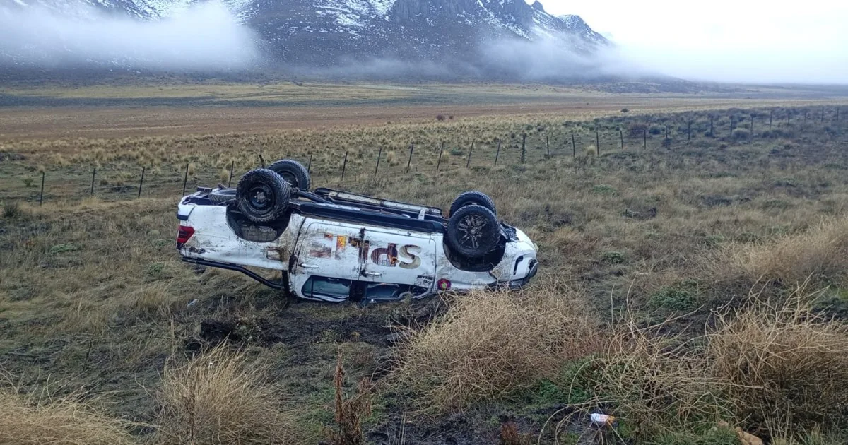 Volcó una camioneta con brigadistas del Splif Bariloche en la Ruta Nacional 23