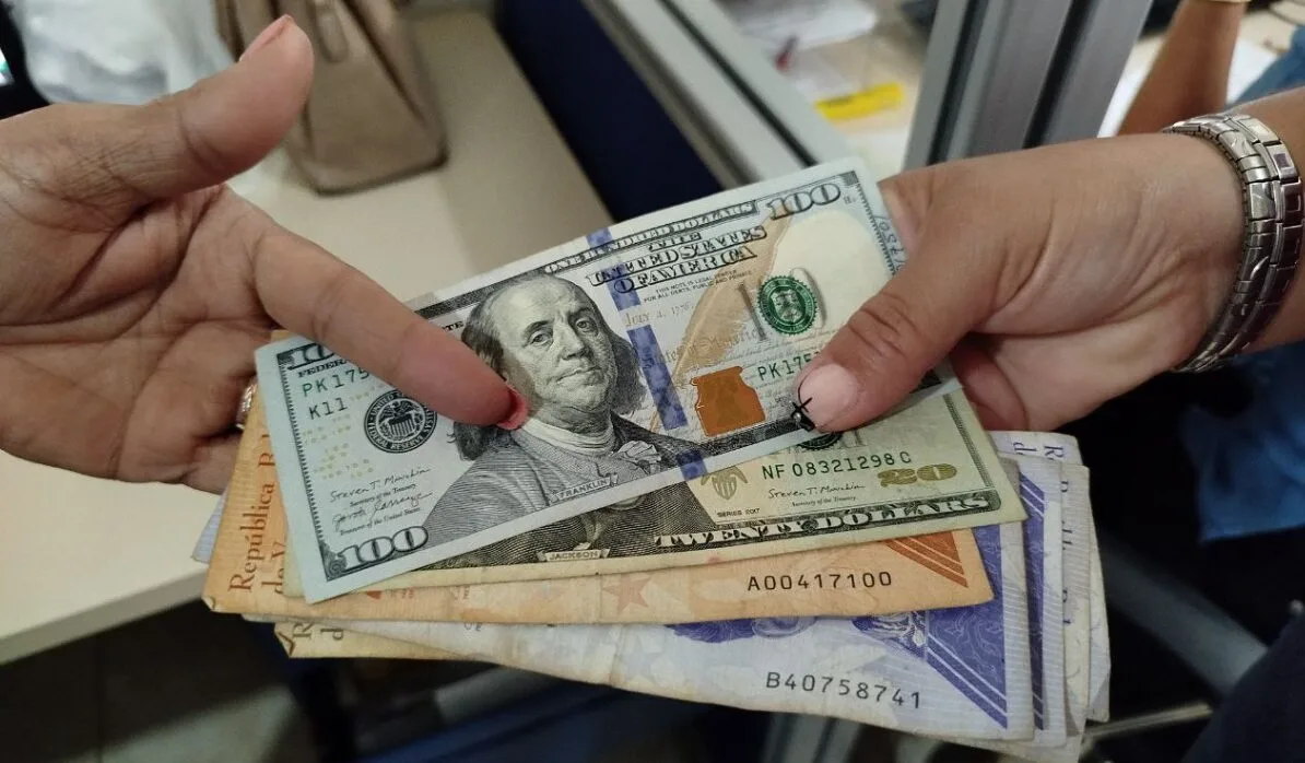 Calixto Ortega rechaza la dolarización y plantea que el bolívar cubra toda la economía venezolana