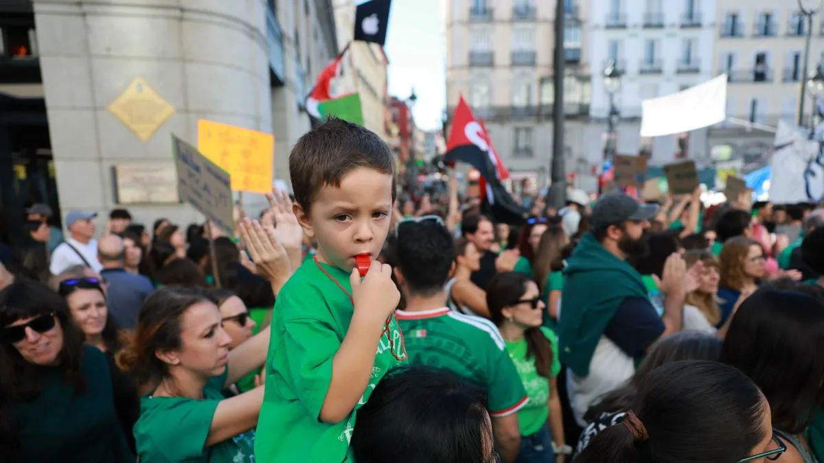 Protesta masiva y cargas policiales el primer día de huelga de los profesores en Madrid