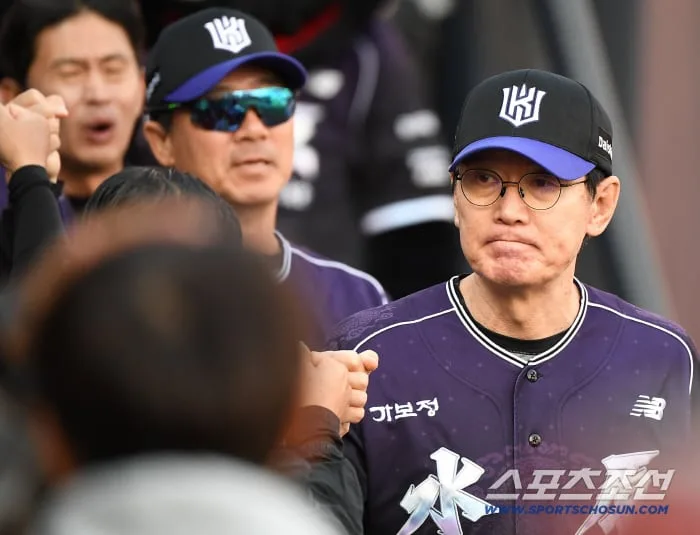 "승률왕 등극 축하, 하지만 마음 한구석이…" 창단 첫 10연승·90승 정상에 선 사령탑, 안타왕 홈런왕 놓친 선수들 먼저 챙겼다