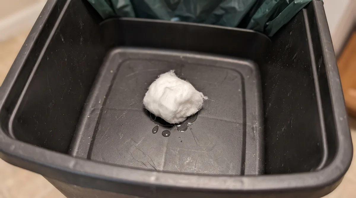 Colocar um algodão embebido em vinagre no fundo da lixeira à noite: o que acontece enquanto você dorme