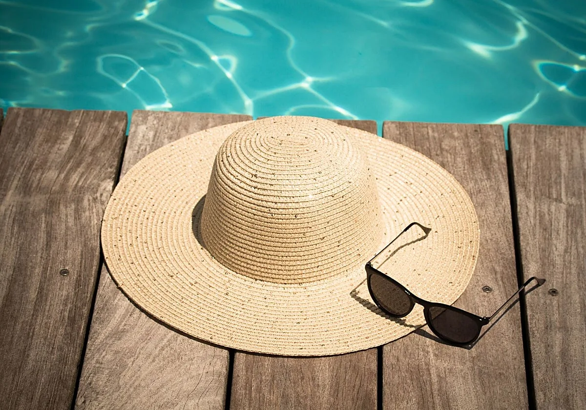 Cristina Asensio, experta en salud visual: «Quitarse las gafas de sol al entrar en el agua es un error de los muchos que ponen en riesgo a los ojos»