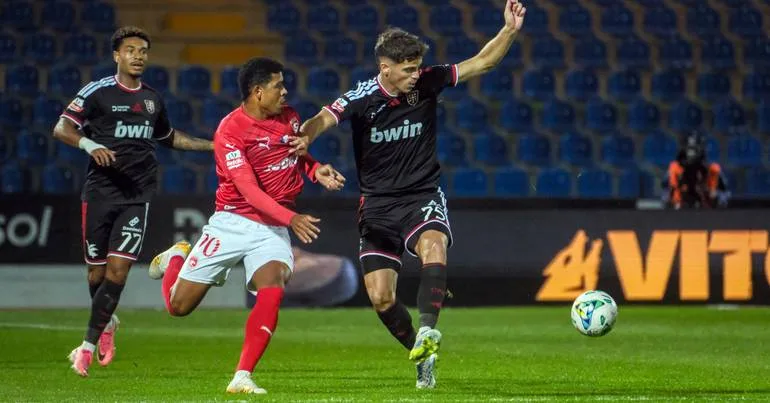 Santa Clara vence Casa Pia e iguala Sporting