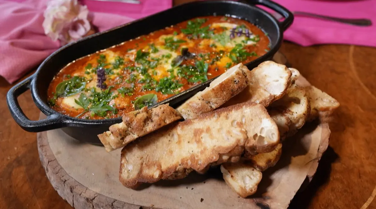 Gema dura ou mole? Aprenda receita que cozinha ovos no molho de tomate
