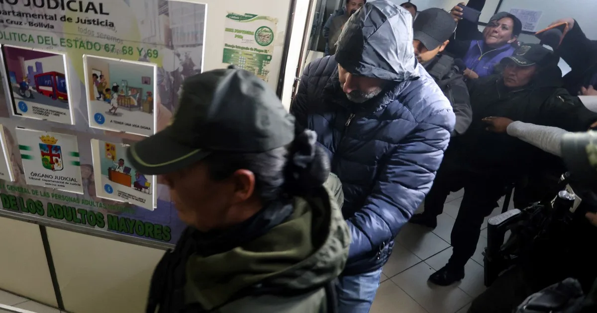 Detuvieron a dos sospechosos por el ataque a la pareja de Cerimedo y descubrieron una minigranja de bots en allanamientos al exasesor de Milei