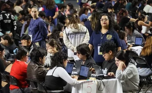 UNAM "cacha" a 22 intentos de trampa en examen de control en CDMX; usan celulares y lentes con cámara